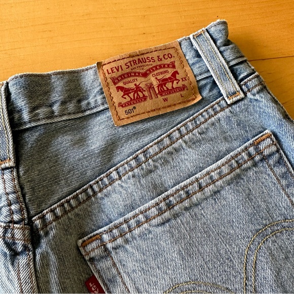 Levi’s medium wash 501 shorts - Picture 4 of 7